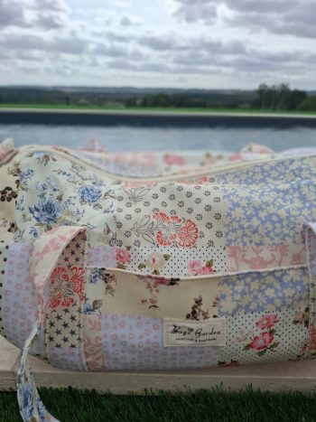 Sac polochon week end de voyage en tissu coton patchwork multicolore fleuri bleu clair orange – Image 3