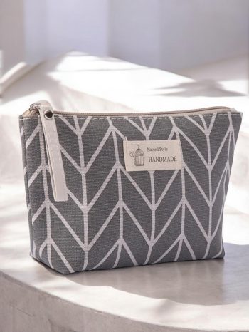 Trousse en coton motif géométrique blanc sur fond gris – Image 7