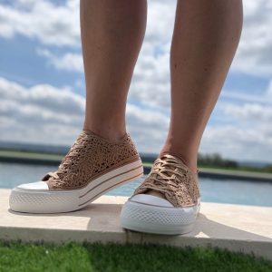 Chaussures baskets basses à dentelle beige foncé en tissu style converse