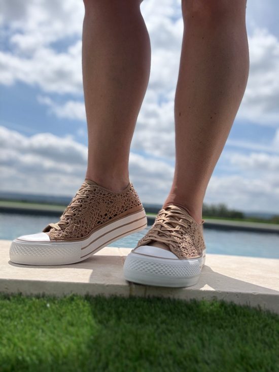 Chaussures baskets basses à dentelle beige foncé en tissu style converse