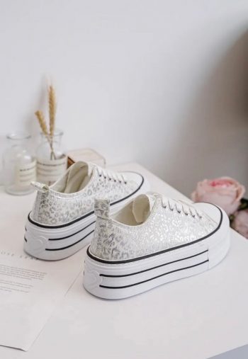 Chaussures baskets basses semelle compensée tissu motif léopard argenté style converse – Image 18
