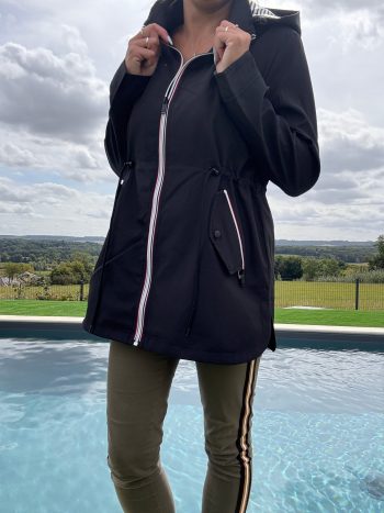 New Lolo - Manteau mi long deperlant léger noir capuche intérieur marin rayé noir blanc – Image 3