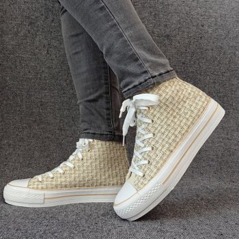 Chaussures baskets hautes en tissu style tressé beige brillant style converse