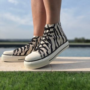 Chaussures baskets hautes en toile motif zèbre noir et blanc style converse