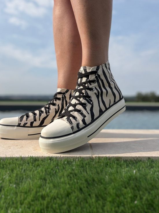Chaussures baskets hautes en toile motif zèbre noir et blanc style converse