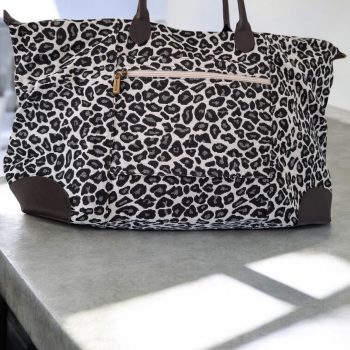 Grand sac porté épaule imprimé léopard blanc noir
