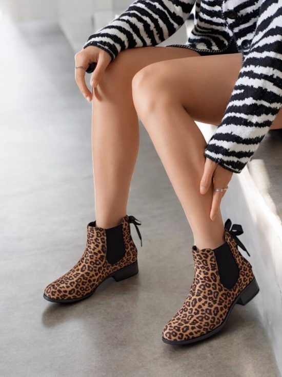 Chaussures boots plates motif léopard et noir
