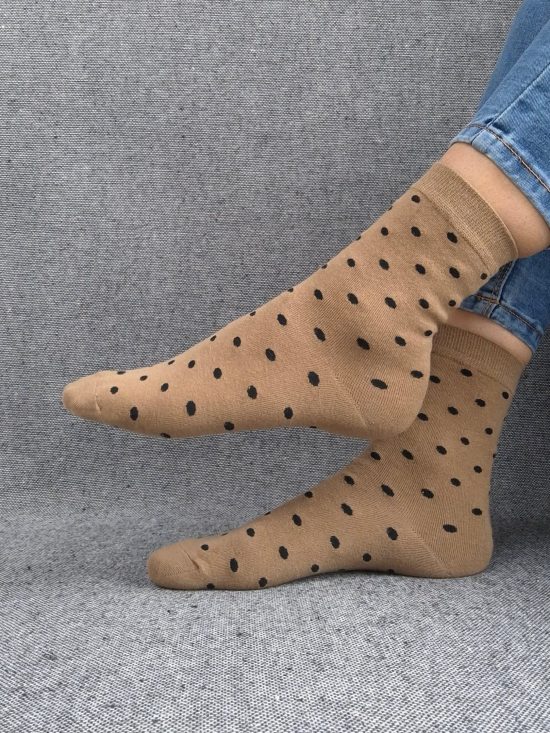Paire de chaussettes marrons en coton à motifs pois noirs