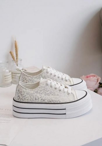 Chaussures baskets basses semelle compensée tissu motif léopard argenté style converse – Image 20