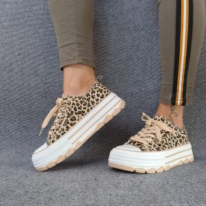 Chaussures baskets beiges et blanches motif léopard semelles plate-forme style converse