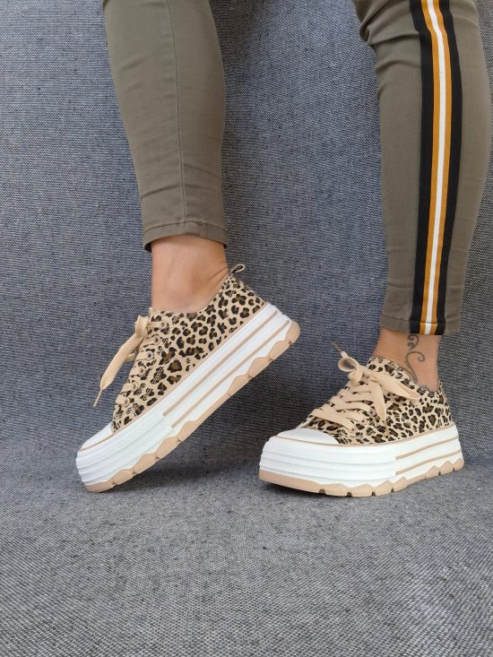 Chaussures baskets beiges et blanches motif léopard semelles plate-forme style converse