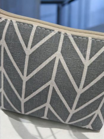 Trousse en coton motif géométrique blanc sur fond gris – Image 5