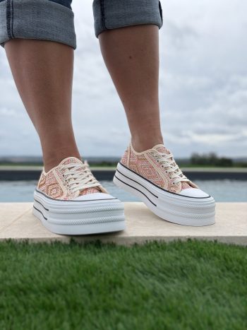 Chaussures baskets effet paille beige rose semelle compensée style converse – Image 2