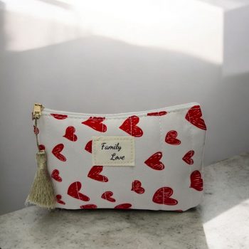 Trousse en coton blanche avec inscription “Family love” à coeurs rouges