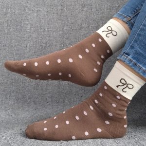 Paire de chaussettes marrons en coton à pois rose avec bordure blanche et motif nœud noir