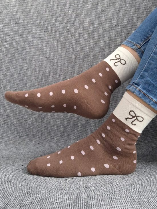 Paire de chaussettes marrons en coton à pois rose avec bordure blanche et motif nœud noir