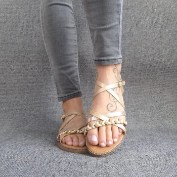 Sandales à brides brillantes et tressées couleur dorée