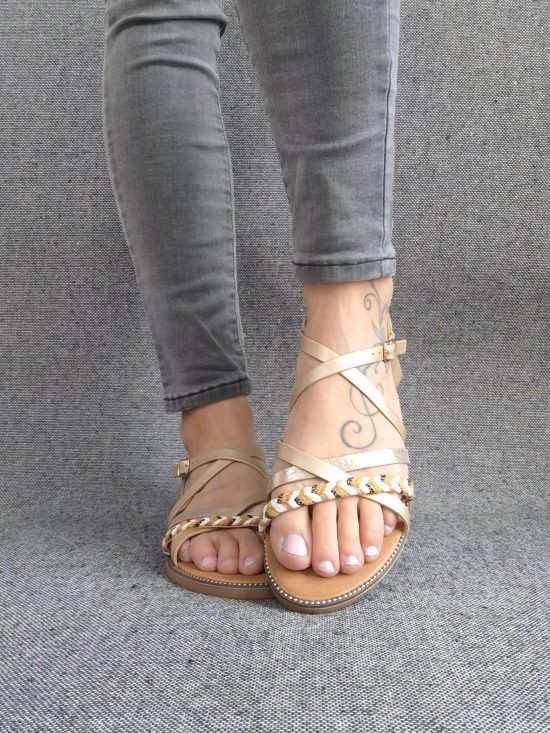 Sandales à brides brillantes et tressées couleur dorée