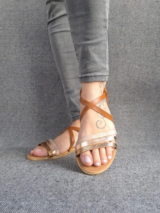 Chaussures sandales plates à brides camel et doré