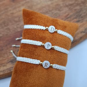 Bracelet tressé brésilien Ecru lettre au choix