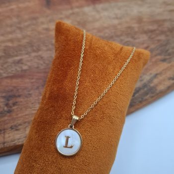 Collier chaine avec lettre de l’alphabet au choix fond blanc