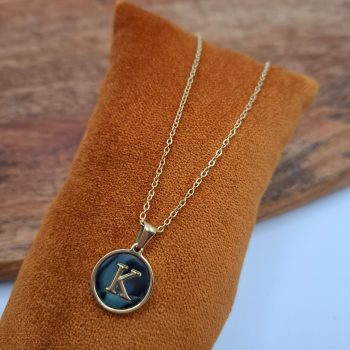 Collier chaine avec lettre de l’alphabet au choix fond irisé bleu