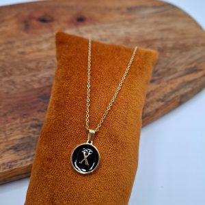 Collier chaine avec lettre de l’alphabet au choix fond noir