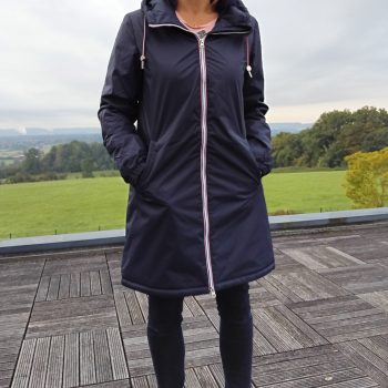 Laura Jo - Imperméable long fourré en fausse fourrure cordon tricolore couleur bleu marine - Curvy