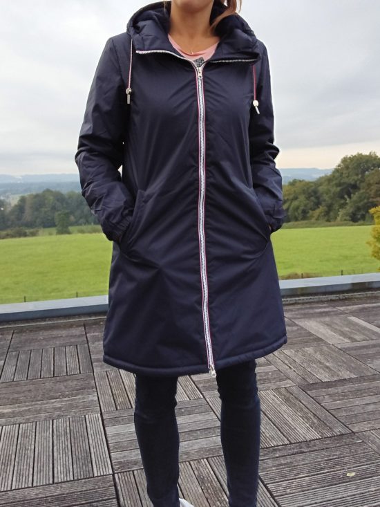 Laura Jo - Imperméable long fourré en fausse fourrure cordon tricolore couleur bleu marine - Curvy