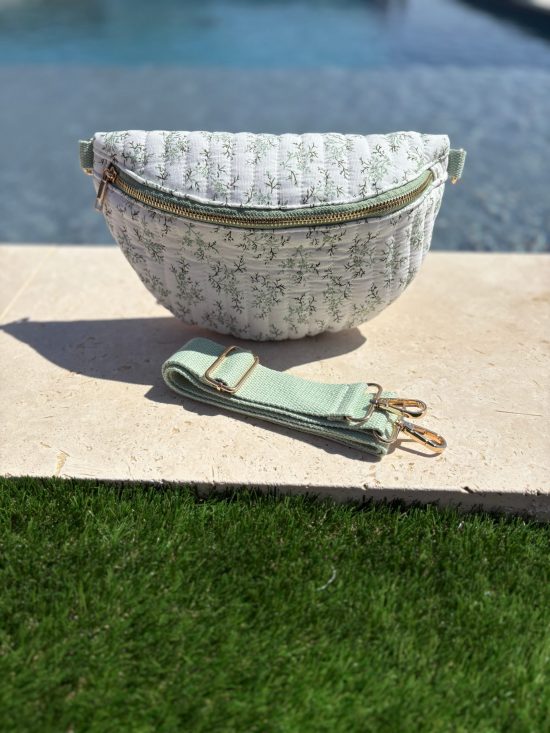 Sac banane en coton matelassé liberty blanc motif floral vert olive