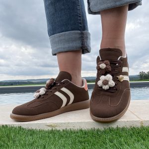 Chaussures baskets plates marron avec deux bandes blanches (bijoux de lacets)