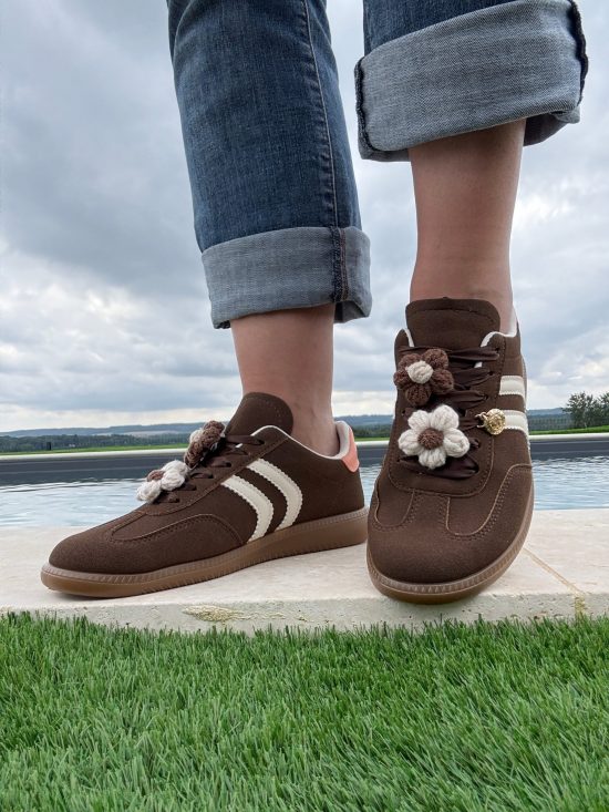 Chaussures baskets plates marron avec deux bandes blanches (bijoux de lacets)