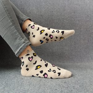 Paire de chaussettes beige en coton à motifs coeurs colorés