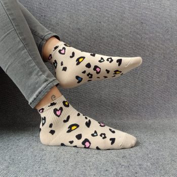 Paire de chaussettes beige en coton à motifs coeurs colorés