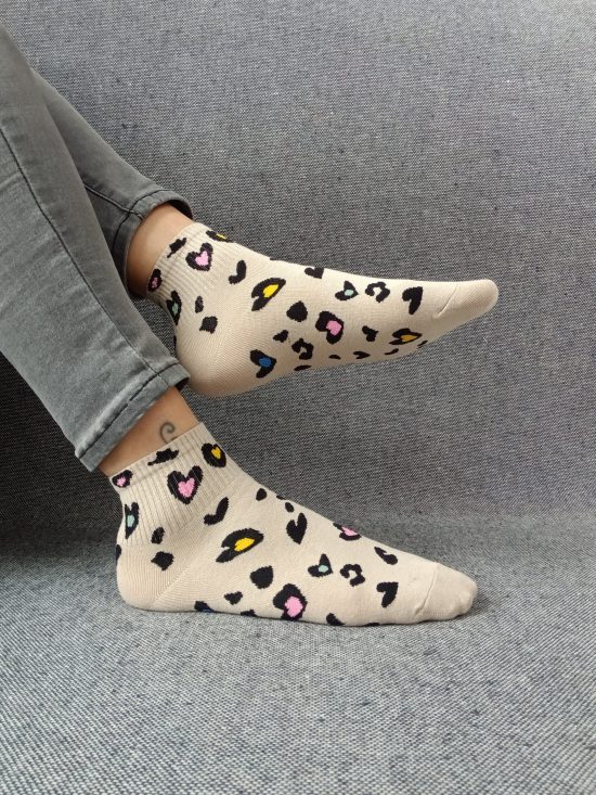 Paire de chaussettes beige en coton à motifs coeurs colorés