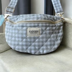 Sac banane en coton matelassé avec un motif quadrillé vert d’eau et blanc