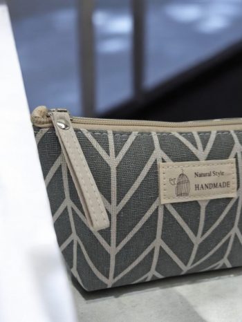 Trousse en coton motif géométrique blanc sur fond gris – Image 2