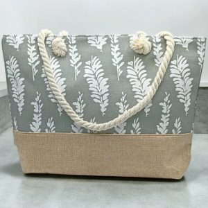 Sac à main de plage porté à l’épaule gris motifs plumes