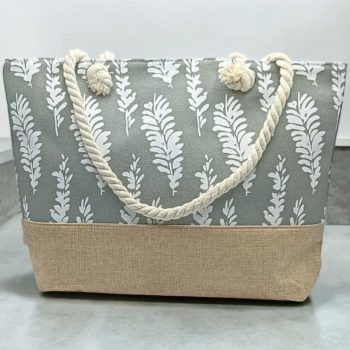Sac à main de plage porté à l’épaule gris motifs plumes
