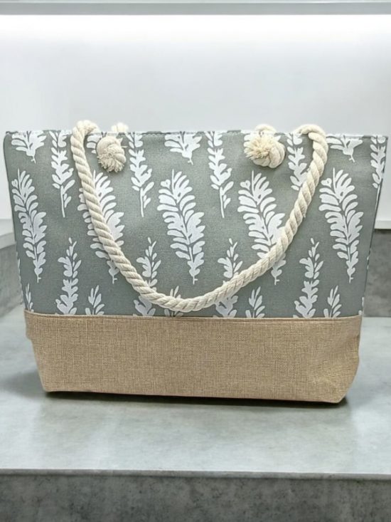 Sac à main de plage porté à l’épaule gris motifs plumes