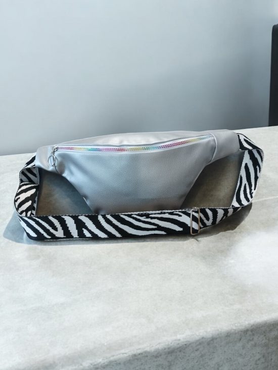 Sac banane en simili cuir argenté sangle fantaisie