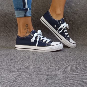 Baskets basses bleu marine et blanc type converse