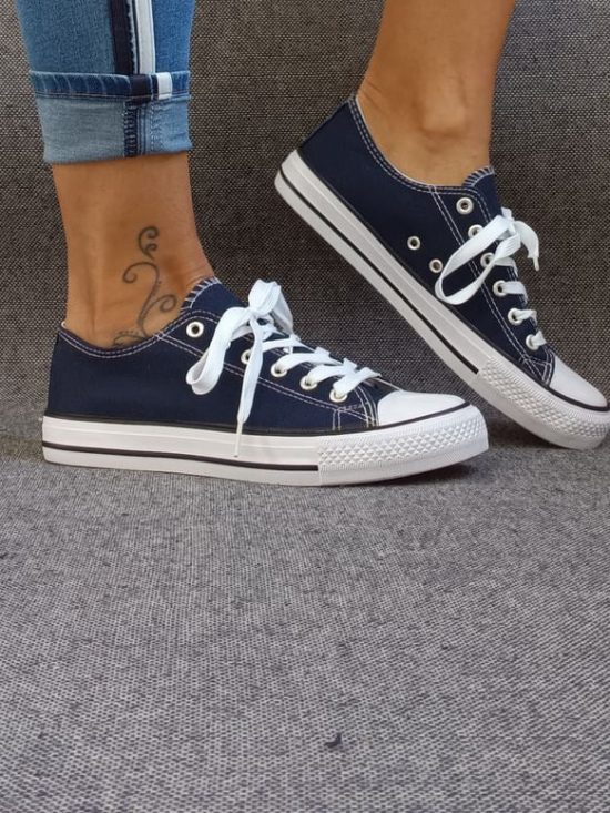 Baskets basses bleu marine et blanc type converse