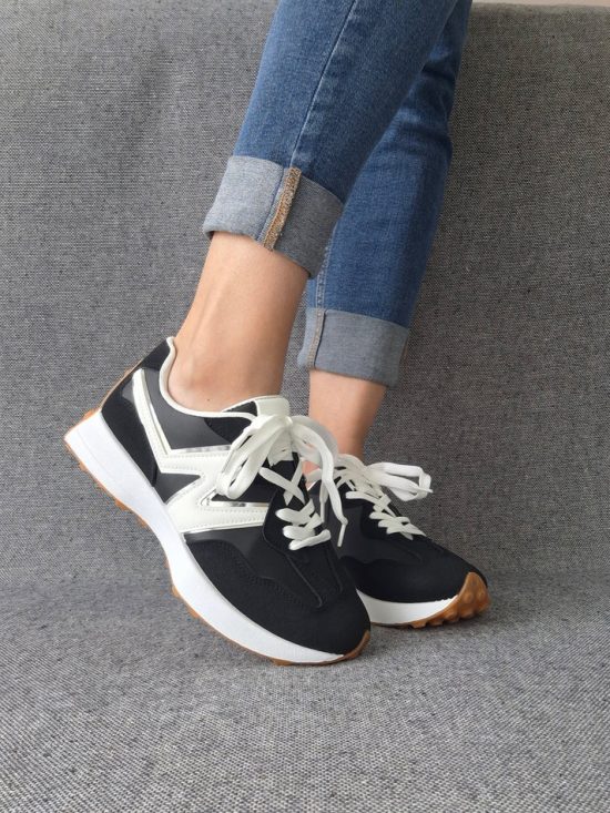 Chaussures baskets en tissu noir rehaussée par un motif blanc style sneakers