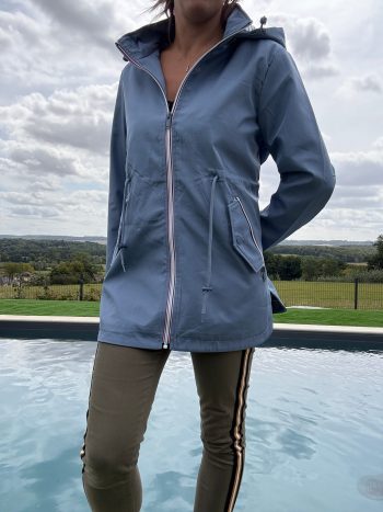 New Lolo - Manteau mi long deperlant léger bleu clair capuche intérieur marin rayé bleu clair blanc - Curvy – Image 6