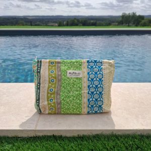 Trousse en tissu imperméabilisé motifs patchwork multicolores imprimés floraux et géométriques vert beige bleu