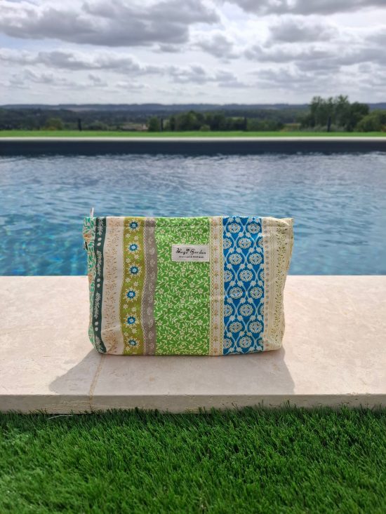 Trousse en tissu imperméabilisé motifs patchwork multicolores imprimés floraux et géométriques vert beige bleu