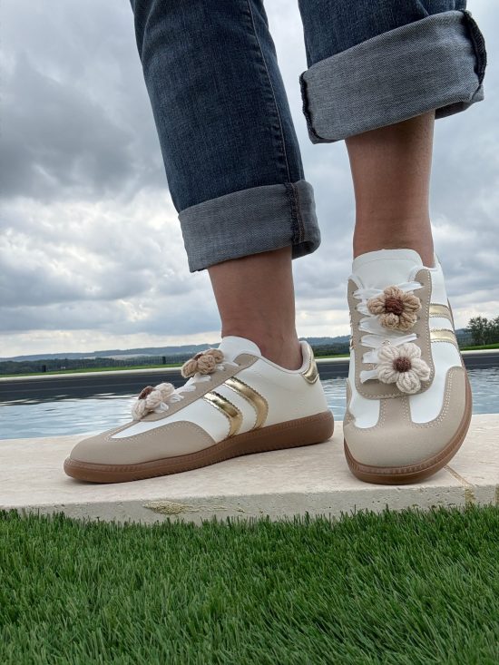 Chaussures baskets plates beige et blanches avec deux bandes dorées
