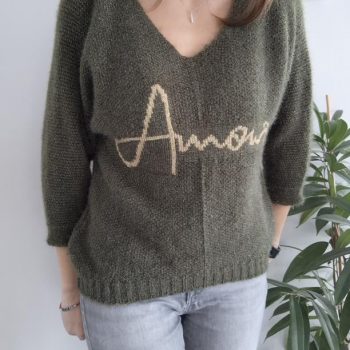 Pull en maille kaki avec inscription beige « Amour » taille unique