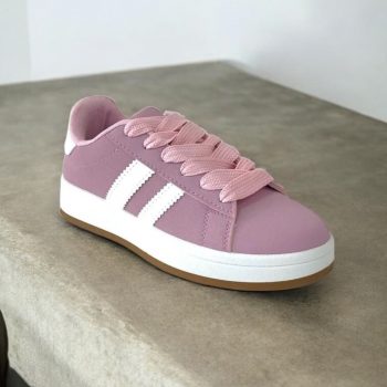 Chaussures baskets basses violet parme avec bandes blanches style campus